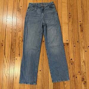 Express Women’s Relaxed Straight High Rise Stretch Jeans Size 4 Long Medium Wash